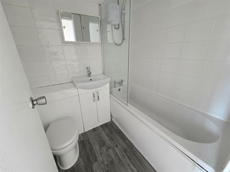 House - Terraced For Rent Greetham Street, Southsea - Photo 2