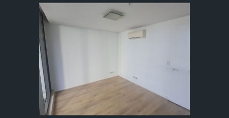 SPACIOUS SIZE SPLIT LEVEL Two Bedroom in Heart of Zetland! - Photo 3