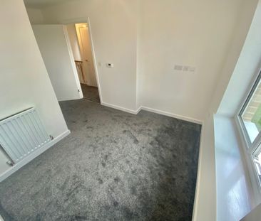 Lapwing Close, Huddersfield - Photo 2