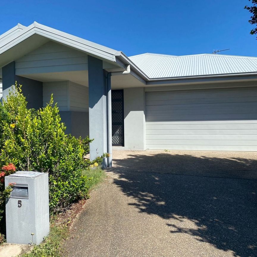 Spacious Family Home in Prime Location! - Photo 1