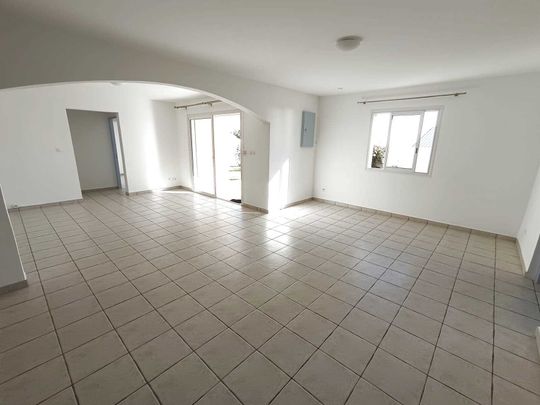 Location Maison 5 pièces 100m² ST DENIS 97490 - Photo 1