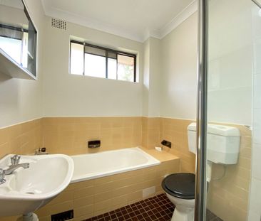 SPACIOUS TWO-BEDROOM APARTMENT IN PRIME WESTMEAD LOCATION - Photo 4