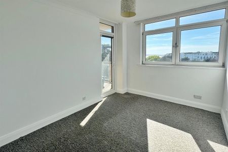 3 bedroom flat to rent - Photo 4