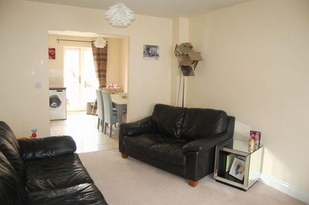 3 bedroom end of terrace house to rent - Photo 2