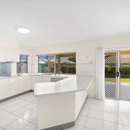 Large Well Kept Family Home - Photo 2