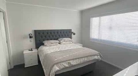 Charming 3BR Home in Bucklands Beach - Photo 3