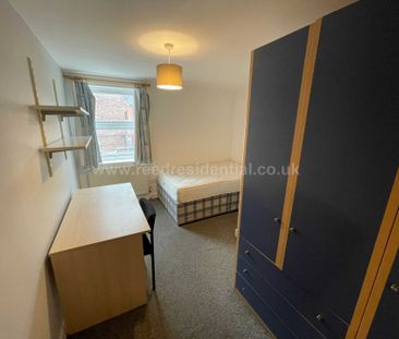 Castle Boulevard, Lenton, England - Photo 1