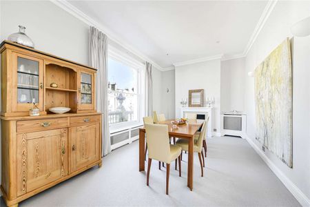 An excellent newly decorated four bedroom apartment in a prime location in Holland Park with private balcony. - Photo 5