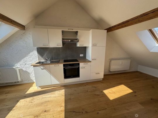 Sonnige Dachwohnung mit Sichtbalken und besonderem Charme - Photo 1
