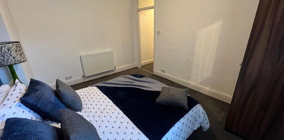 1 bedroom in a house share to rent - Photo 2