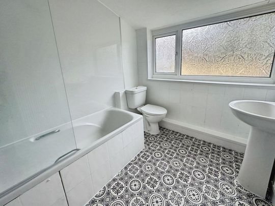 3 bedroom end of terrace house to rent - Photo 1