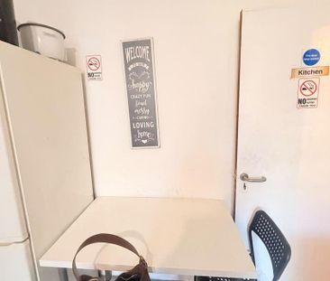 1 bedroom in a flat share to rent - Photo 4