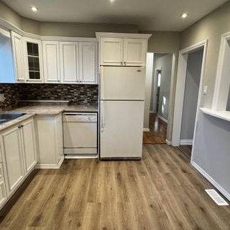 Beautifully Renovated 3-Bedroom Bungalow main floor unit - Photo 3