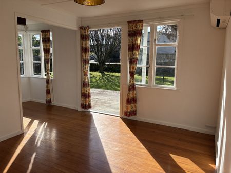 Sunny 2 bedroom Gem with big backyard! - Photo 2