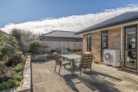 Easy care three bedrooms modern house - Photo 4