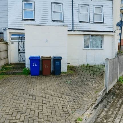 1 bedroom in a house share to rent - Photo 3