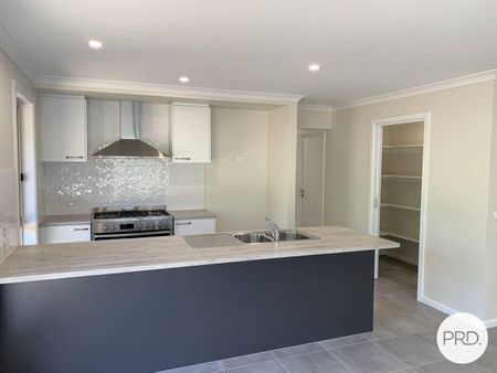 RIVERSIDE ESTATE FAMILY HOME! - Photo 2
