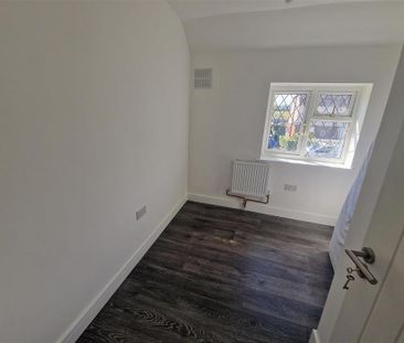 4 bedroom end of terrace house to rent - Photo 2