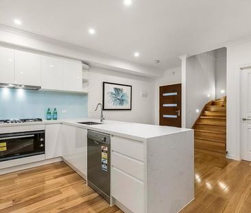 2/5 Bicton Street, Mount Waverley VIC 3149 - Townhouse For Rent | D... - Photo 4