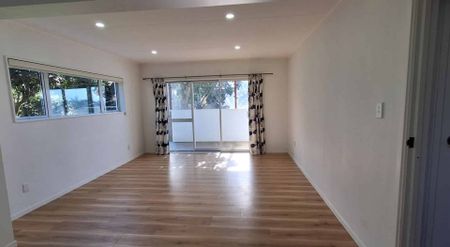 Stunning 5-Bedroom Home with Sea Views at Rothesay Bay - Photo 3