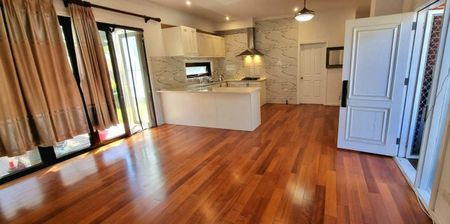 Vermont Modern Townhouse Air con every room timber floor no carpet - Photo 5