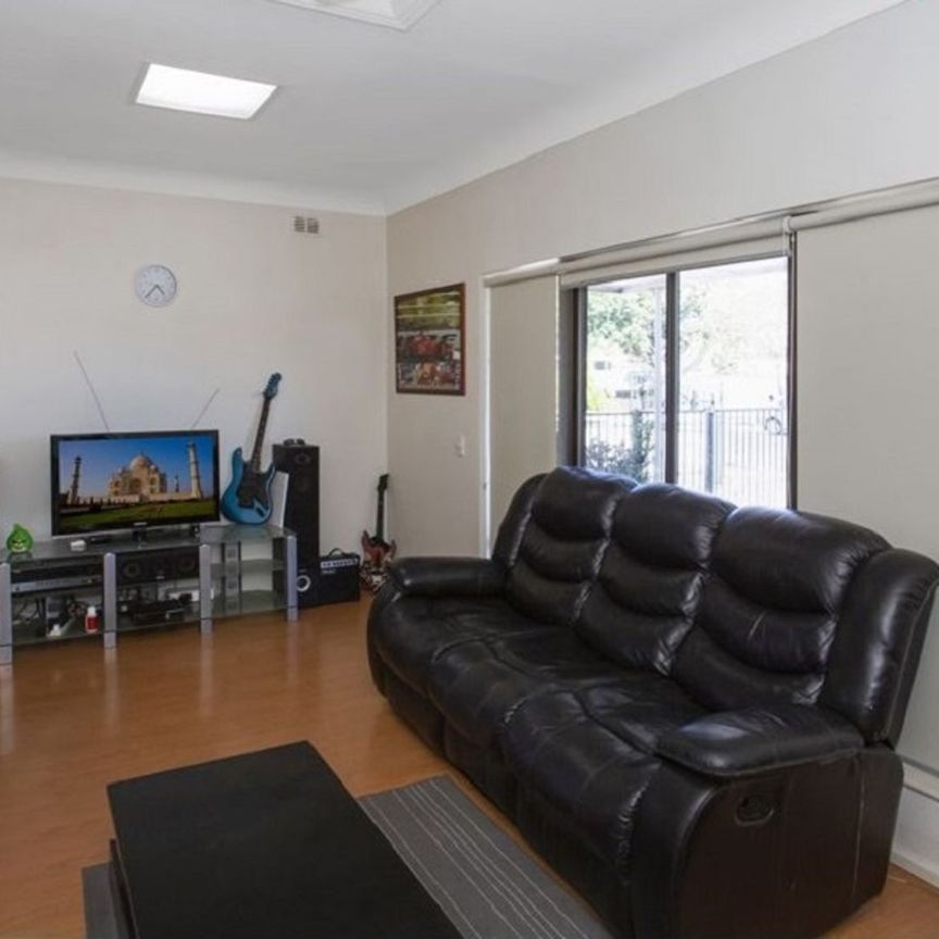 Lovely 2 Bedroom Family Home with Parking for 2 Cars! - Photo 1