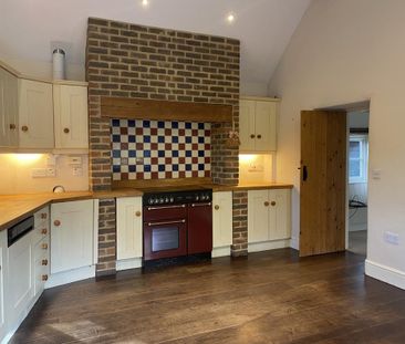 3 bedroom semi-detached house to rent - Photo 2