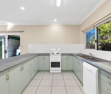 SPACIOUS FAMILY HOME SET IN QUIET CLOSE - Photo 3