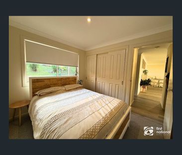 Stylish 3-bedroom home with serene nature backyard - Photo 4