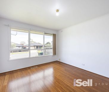 Comfortable Family Home with Spacious Yards - Photo 4
