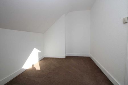 2 bed Flat for rent - Photo 2