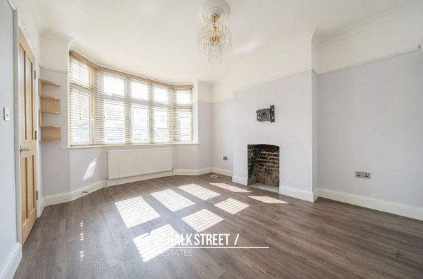 Park Crescent, Hornchurch, RM11 - Photo 1