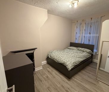 Room in a Shared Flat, Deloraine House, SE8 - Photo 1