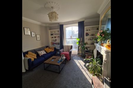 3 Bed Semi-Detached House, Glengall Road, SE15 - Photo 2