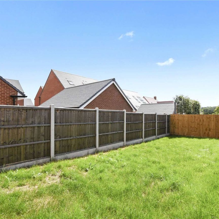 An attractive 3 / 4 bedroom semi detached town house in Bushey, offered unfurnished and available end of October. - Photo 1