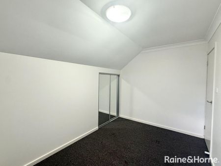 Three Bedroom Townhouse with Ducted Air Conditioning - Photo 2