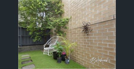 Contemporary Living in Prime Location - Photo 3