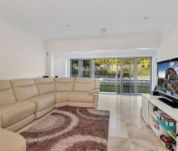 Large Family Home! - Photo 5