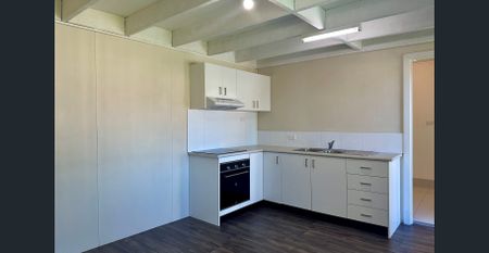 Cafe Lifestyle - Walk to Town + Water Usage Included! - Photo 5