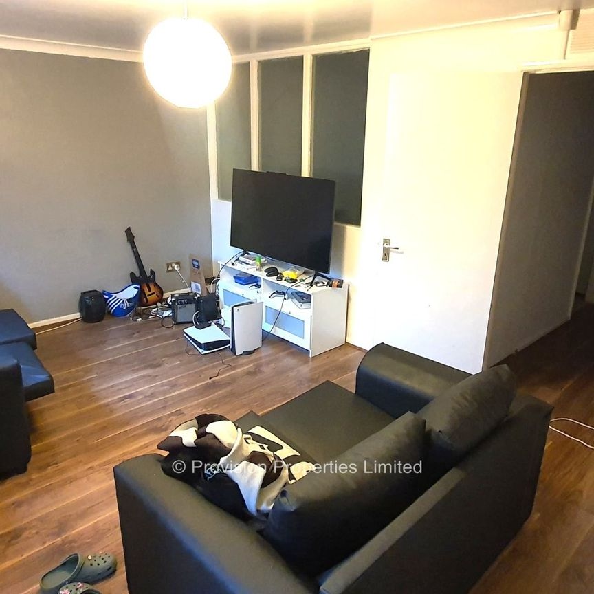 3 Bedroom Student Properties Leeds - Photo 1