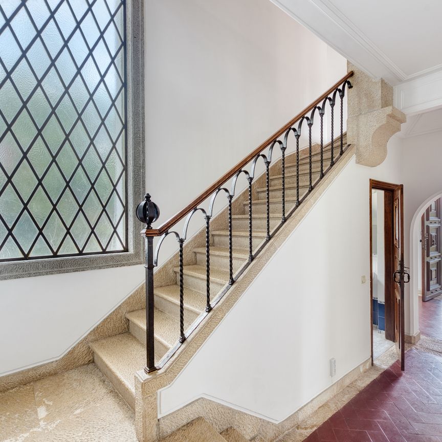 Spacious 5-bedroom family home in Estoril. - Photo 1