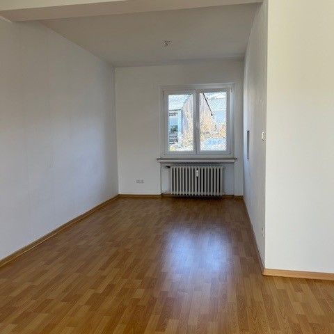 Gepflegte 4-Zimmer-Wohnung mit Balkon und guter Einkaufsmöglichkeit! - Photo 1