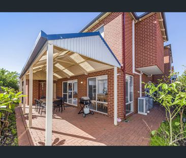 Fully Furnished and Equipped, Three-Bedroom Townhouse in Victoria Park - Photo 5