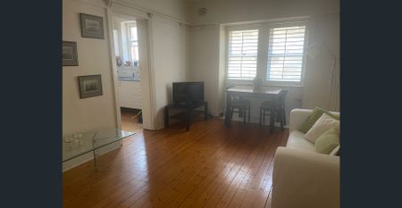 Newly repainted 2 Bedroom apartment with sun room, seconds from the beach - Photo 2