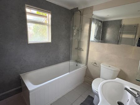 1 bedroom Flat To Let - Photo 2