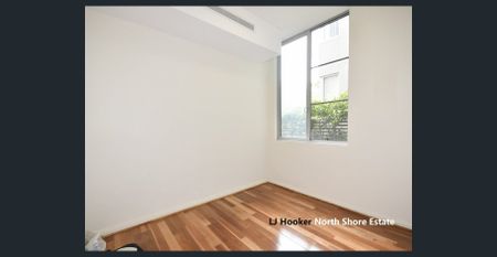 Spacious Courtyard Home with Floorboards - Photo 5