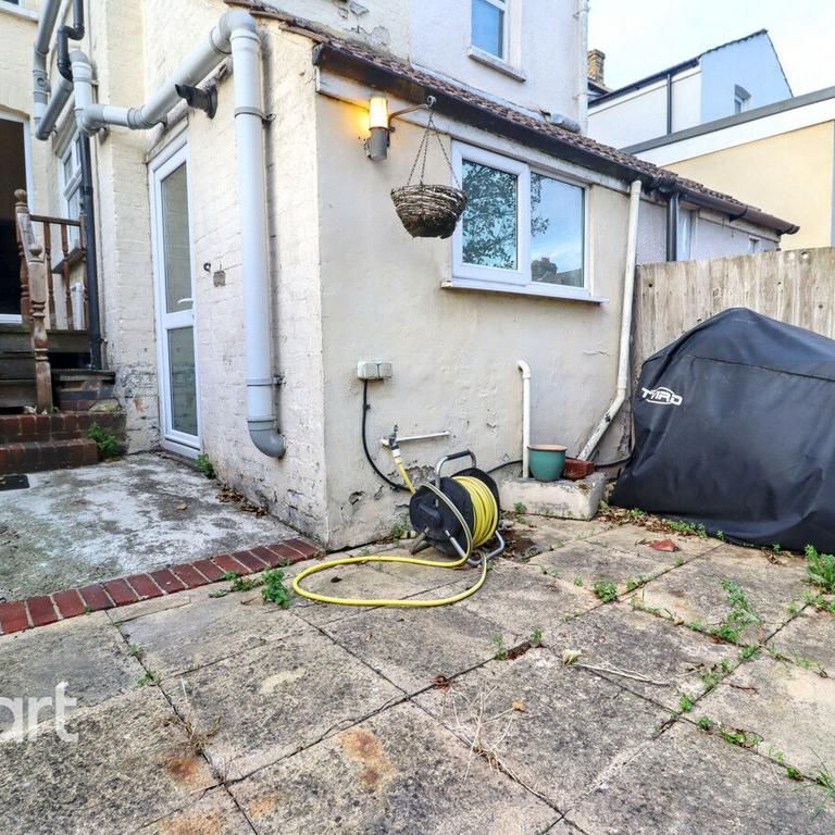 3 bedroom terraced house to rent - Photo 1