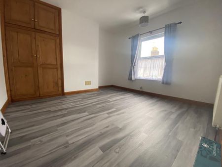 3 bedroom end of terrace house to rent - Photo 3