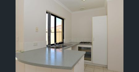 Bright & Spacious Villa in a Prime Location! - Photo 2