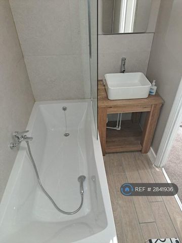 3 bedroom end of terrace house to rent - Photo 5